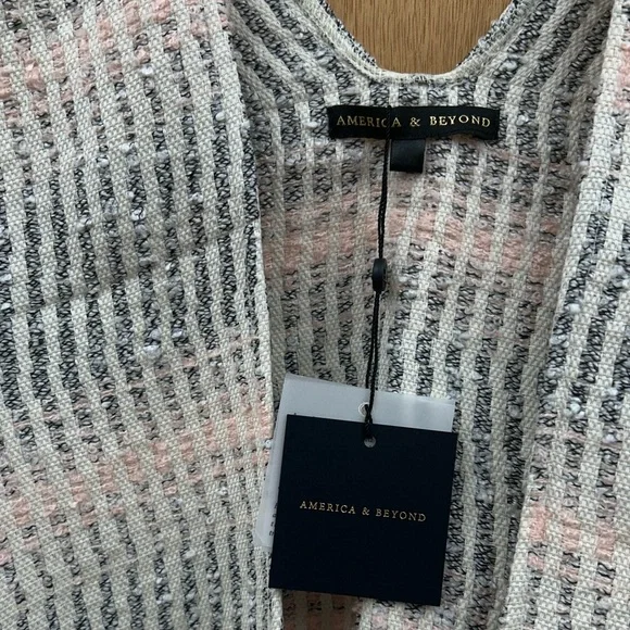 New America & Beyond Winter Cape in Pink/Black/White/Cream - No Size - Picture 4 of 9